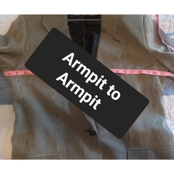 Women's Pinstripe Blazer Size 10 Black White Classic Professional Plus Chic - Picture 6 of 7